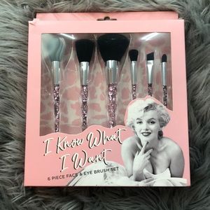 Makeup brushes